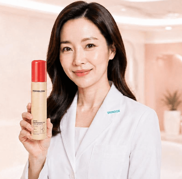 SKINDOX эмчийн халаадтай мэргэжилтэн PERRIBLOOM бүтээгдэхүүн барьж буй нь